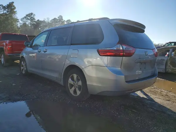 5TDKZ3DCXHS781123 2017 TOYOTA SIENNA - Image 2