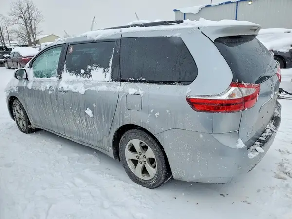 5TDKZ3DCXHS786032 2017 TOYOTA SIENNA - Image 2