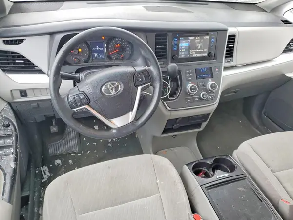 5TDKZ3DCXHS786032 2017 TOYOTA SIENNA - Image 8