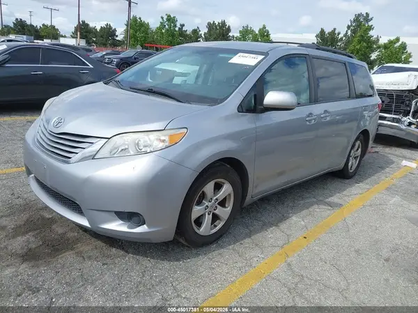 5TDKZ3DCXHS786628 2017 TOYOTA SIENNA - Image 2