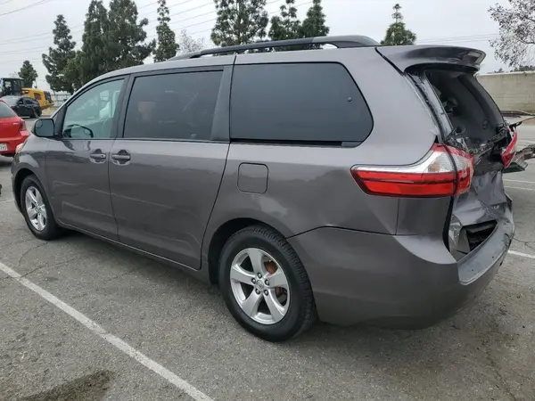 5TDKZ3DCXHS786791 2017 TOYOTA SIENNA - Image 2