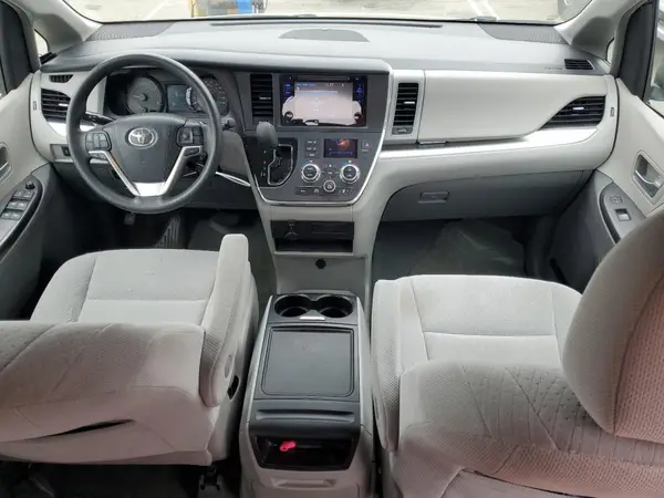 5TDKZ3DCXHS786791 2017 TOYOTA SIENNA - Image 8