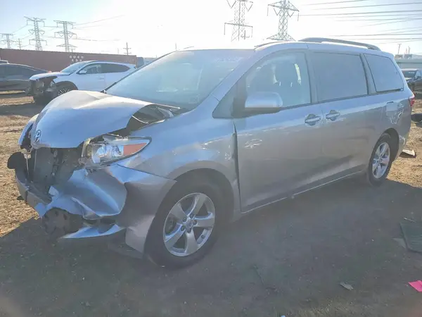 5TDKZ3DCXHS789674 2017 TOYOTA SIENNA - Image 1