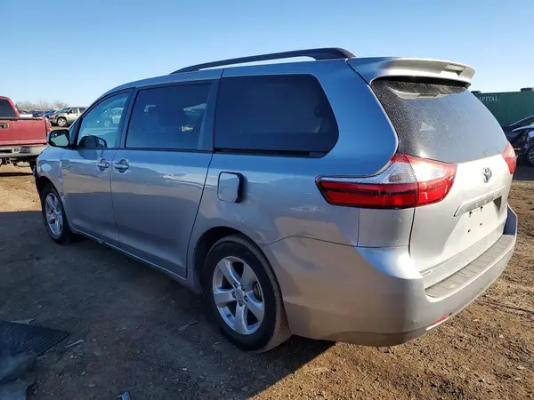5TDKZ3DCXHS789674 2017 TOYOTA SIENNA - Image 2