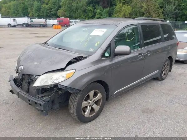 5TDKZ3DCXHS795474 2017 TOYOTA SIENNA - Image 2