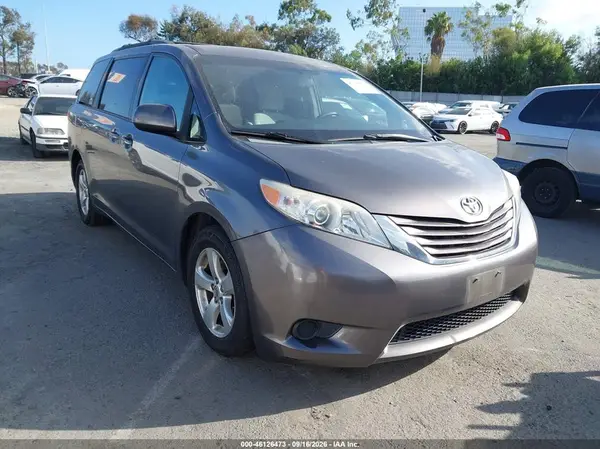 5TDKZ3DCXHS798245 2017 TOYOTA SIENNA - Image 1