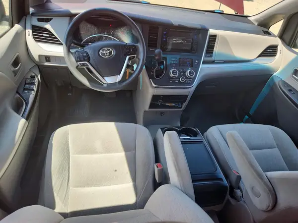 5TDKZ3DCXHS799332 2017 TOYOTA SIENNA - Image 8