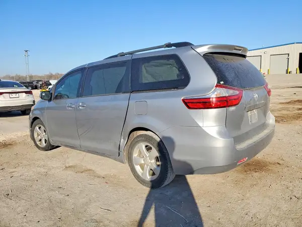 5TDKZ3DCXHS803962 2017 TOYOTA SIENNA - Image 2