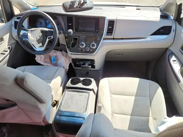 5TDKZ3DCXHS804030 2017 TOYOTA SIENNA - Image 8