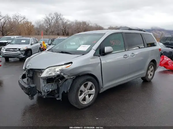 5TDKZ3DCXHS809583 2017 TOYOTA SIENNA - Image 2