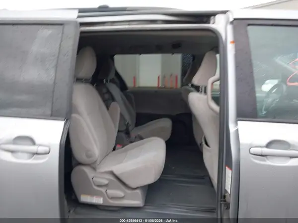 5TDKZ3DCXHS809583 2017 TOYOTA SIENNA - Image 8