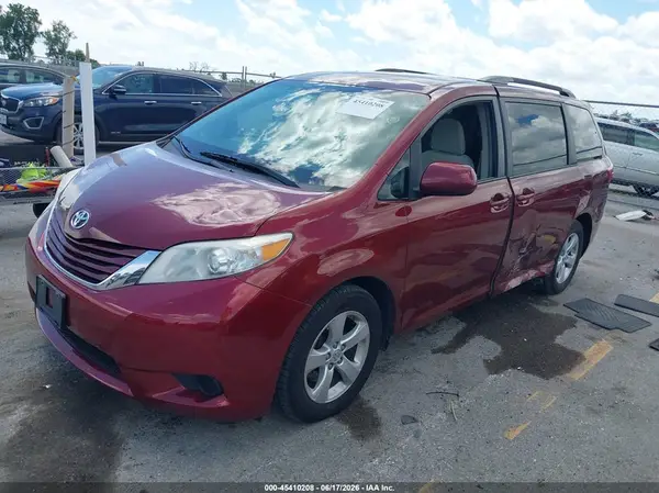 5TDKZ3DCXHS813469 2017 TOYOTA SIENNA - Image 2