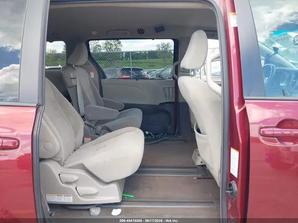 5TDKZ3DCXHS813469 2017 TOYOTA SIENNA - Image 8