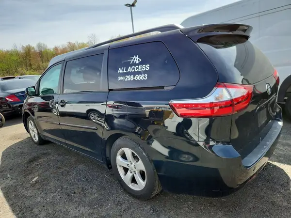 5TDKZ3DCXHS816680 2017 TOYOTA SIENNA - Image 2