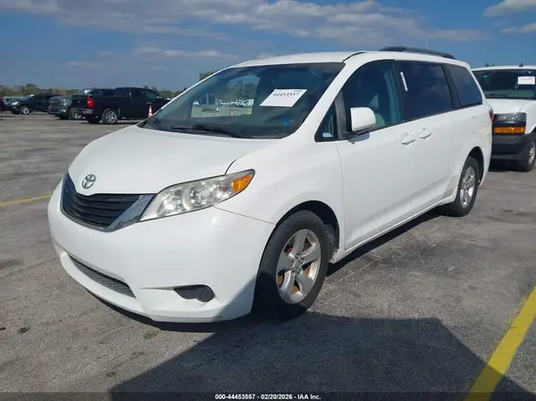 5TDKZ3DCXHS817585 2017 TOYOTA SIENNA - Image 2