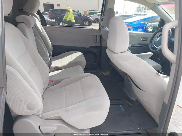 5TDKZ3DCXHS817585 2017 TOYOTA SIENNA - Image 8