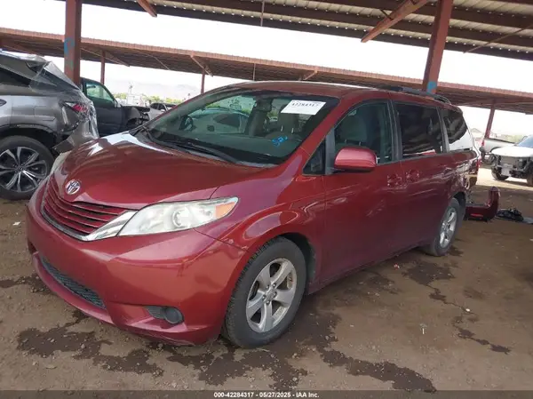 5TDKZ3DCXHS819305 2017 TOYOTA SIENNA - Image 2