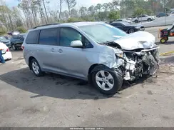 5TDKZ3DCXHS820180 2017 TOYOTA SIENNA