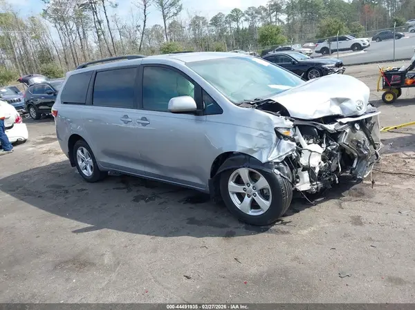 5TDKZ3DCXHS820180 2017 TOYOTA SIENNA - Image 1