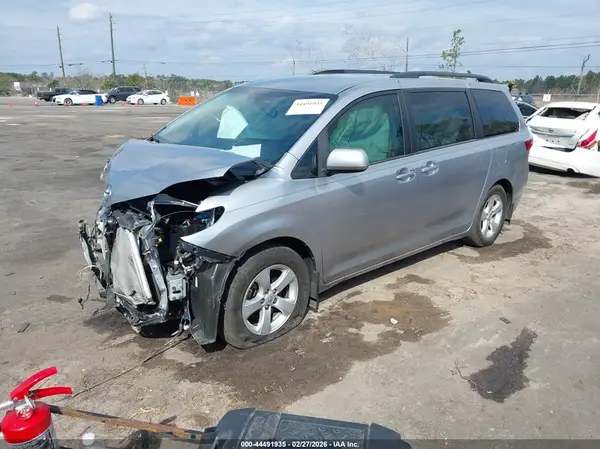 5TDKZ3DCXHS820180 2017 TOYOTA SIENNA - Image 2