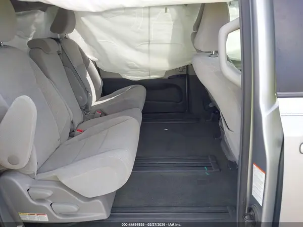 5TDKZ3DCXHS820180 2017 TOYOTA SIENNA - Image 8