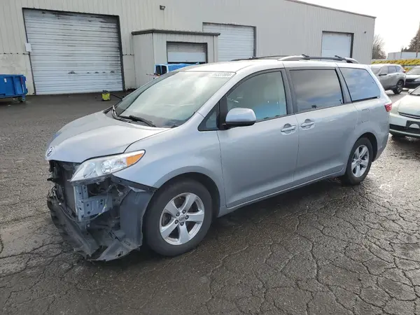 5TDKZ3DCXHS820874 2017 TOYOTA SIENNA - Image 1