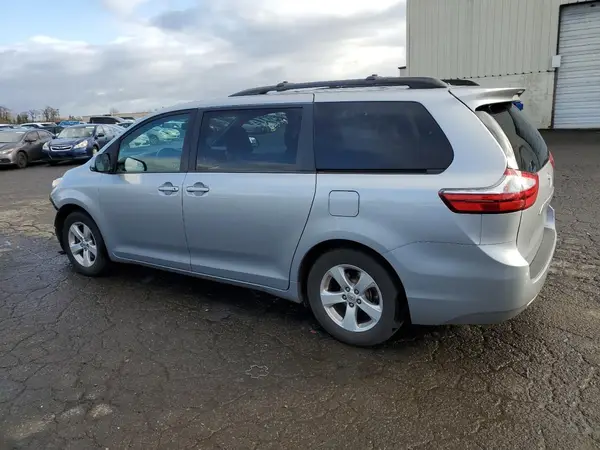 5TDKZ3DCXHS820874 2017 TOYOTA SIENNA - Image 2