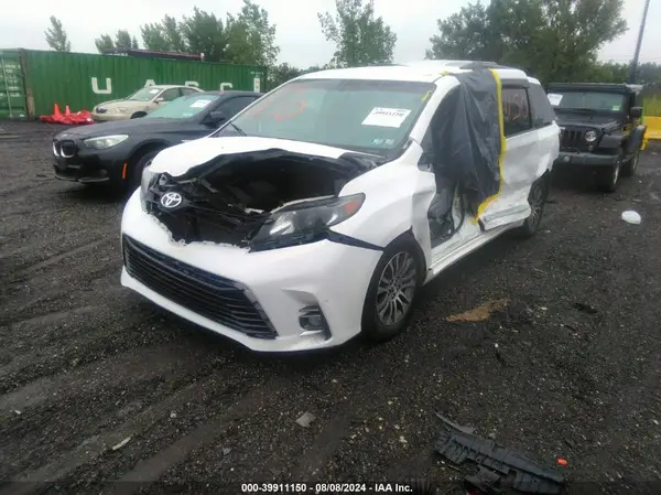 5TDKZ3DCXHS824116 2017 TOYOTA SIENNA - Image 2