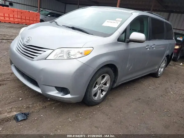 5TDKZ3DCXHS826545 2017 TOYOTA SIENNA - Image 2