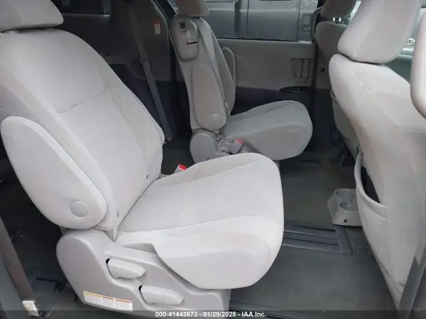 5TDKZ3DCXHS826545 2017 TOYOTA SIENNA - Image 8
