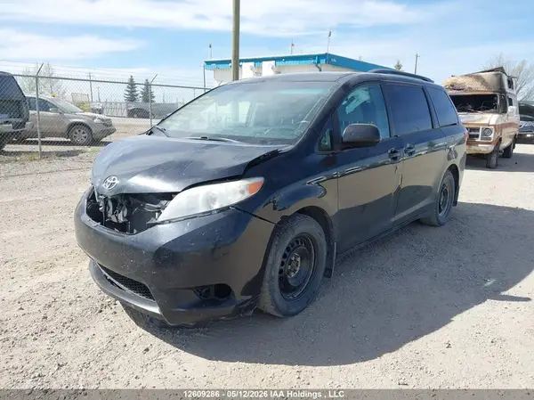 5TDKZ3DCXHS827601 2017 TOYOTA SIENNA - Image 2