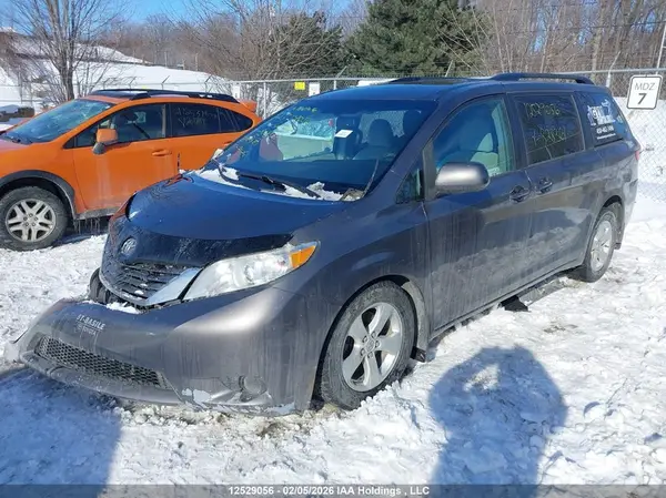 5TDKZ3DCXHS828361 2017 TOYOTA SIENNA - Image 2