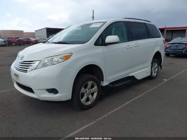 5TDKZ3DCXHS833060 2017 TOYOTA SIENNA - Image 2