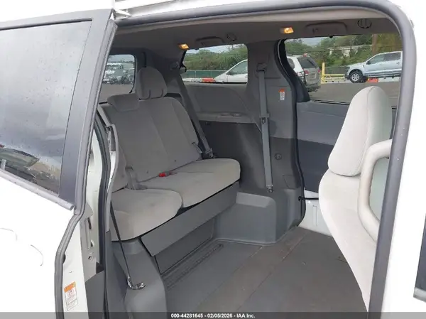 5TDKZ3DCXHS833060 2017 TOYOTA SIENNA - Image 8