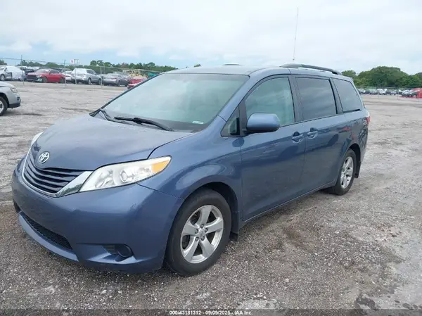 5TDKZ3DCXHS834404 2017 TOYOTA SIENNA - Image 2
