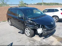 5TDKZ3DCXHS840803 2017 TOYOTA SIENNA