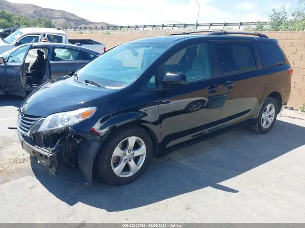 5TDKZ3DCXHS840803 2017 TOYOTA SIENNA - Image 2
