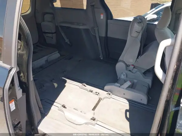 5TDKZ3DCXHS840803 2017 TOYOTA SIENNA - Image 8