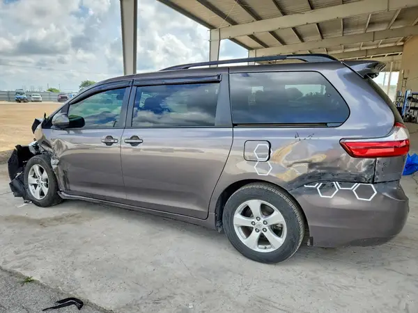 5TDKZ3DCXHS843362 2017 TOYOTA SIENNA - Image 2
