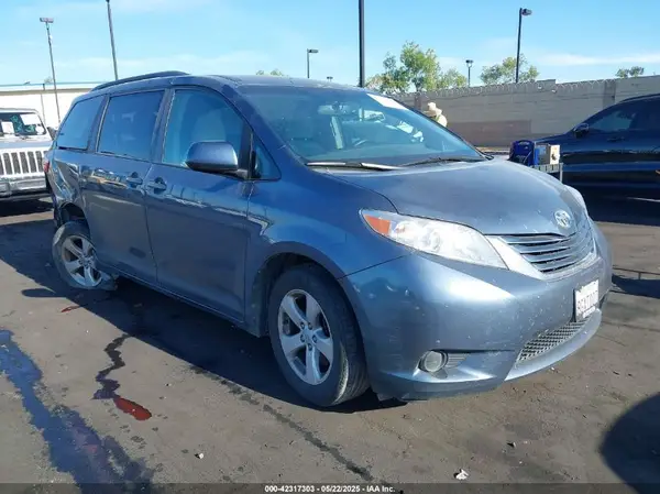 5TDKZ3DCXHS845662 2017 TOYOTA SIENNA - Image 1