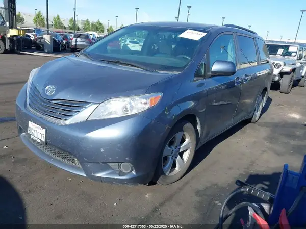 5TDKZ3DCXHS845662 2017 TOYOTA SIENNA - Image 2