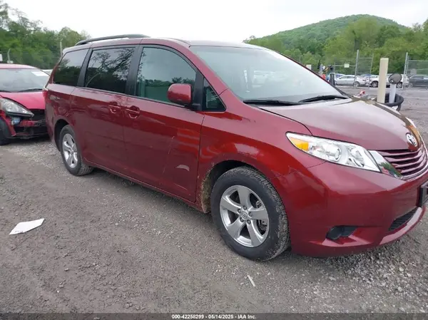 5TDKZ3DCXHS850330 2017 TOYOTA SIENNA - Image 1