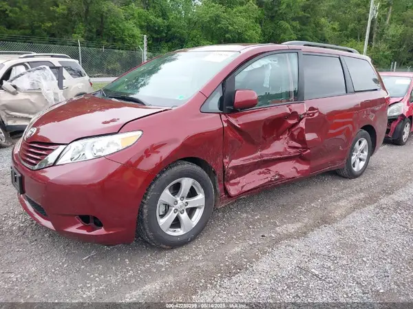 5TDKZ3DCXHS850330 2017 TOYOTA SIENNA - Image 2