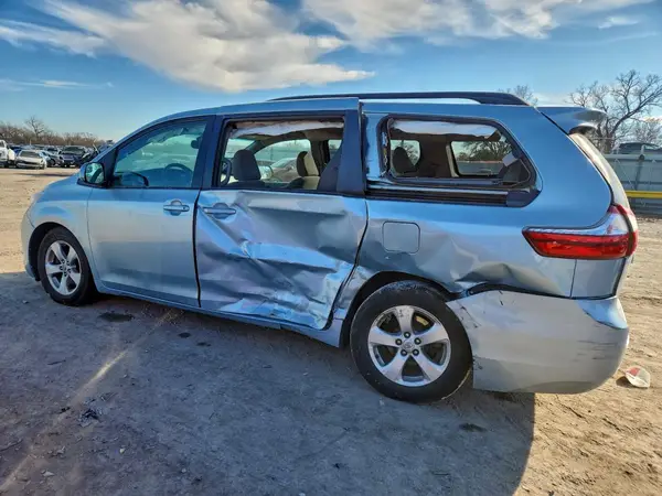 5TDKZ3DCXHS851011 2017 TOYOTA SIENNA - Image 2
