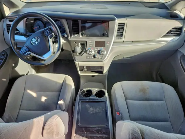5TDKZ3DCXHS851011 2017 TOYOTA SIENNA - Image 8