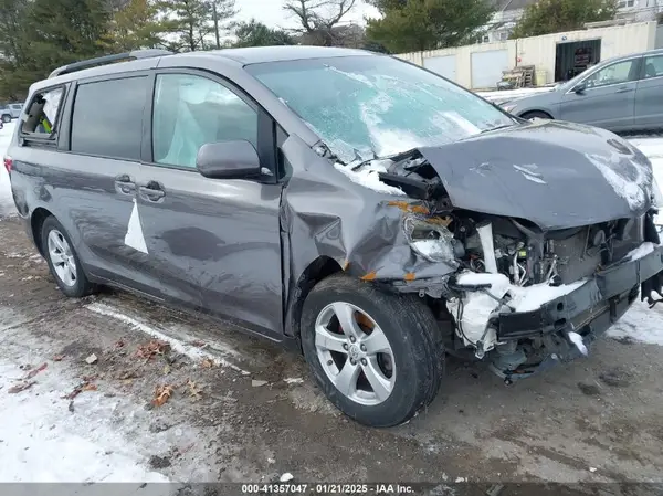 5TDKZ3DCXHS854216 2017 TOYOTA SIENNA - Image 1