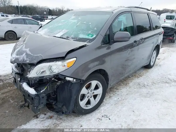 5TDKZ3DCXHS854216 2017 TOYOTA SIENNA - Image 2