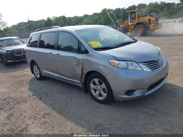 5TDKZ3DCXHS857360 2017 TOYOTA SIENNA - Image 1