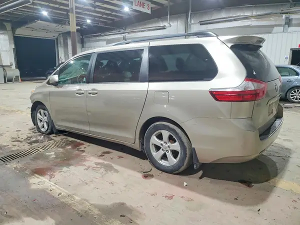 5TDKZ3DCXHS857939 2017 TOYOTA SIENNA - Image 2