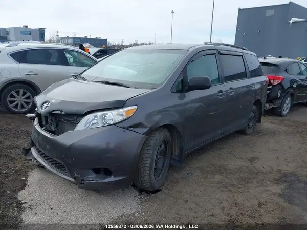5TDKZ3DCXHS859920 2017 TOYOTA SIENNA - Image 2